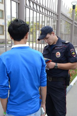 Polis memurları Moskova sokaklarında belgeleri denetleme.