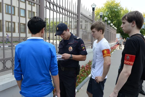 警务人员会检查文件在莫斯科的街道上. — 图库照片