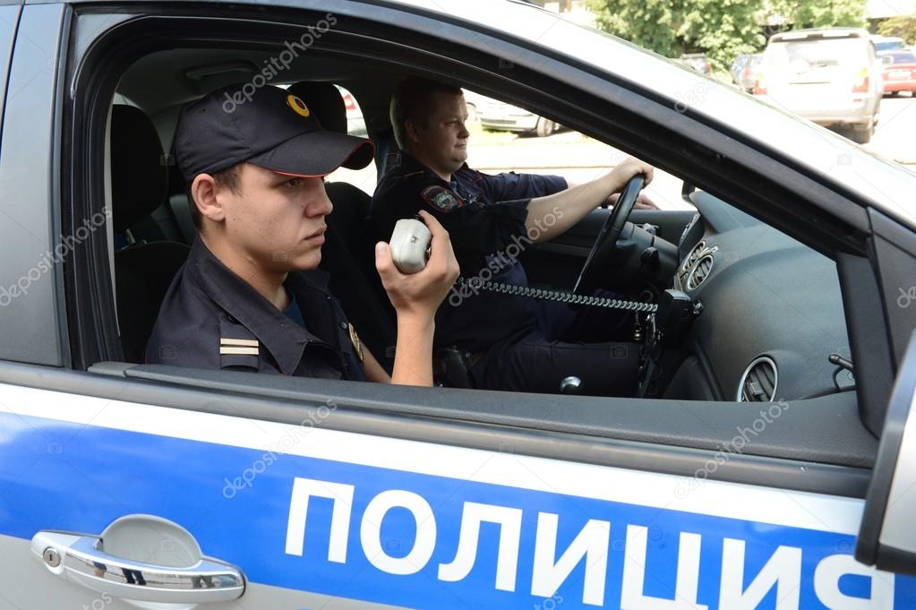 Сижу в полицейской машине. Полицейский возле машины. Патрульно-постовая служба. Полицейский сидит в машине.