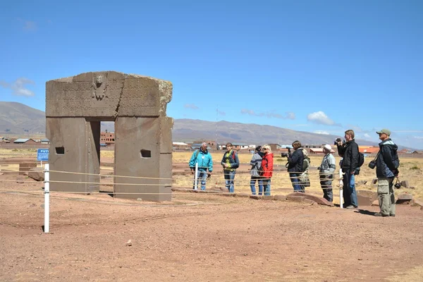 Turisti a Tiahuanaco . — Foto Stock