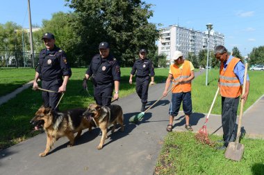 Polis köpekleri sokaklarda devriye