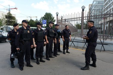 Polis memurları talimat.