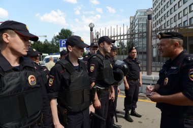 Polis memurları talimat.