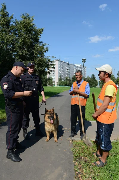 警察官がモスクワの街のドキュメントを検査します。. — ストック写真