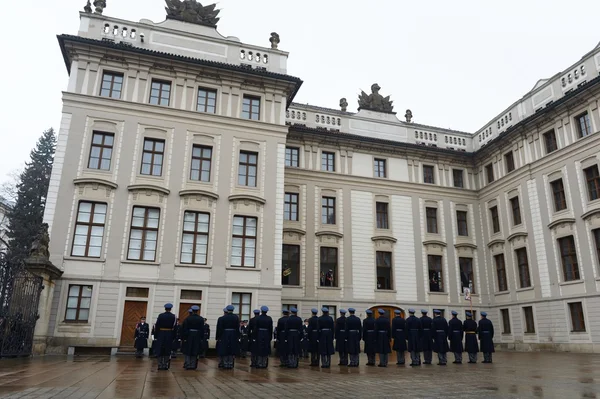 Mudança da guarda de honra no Palácio Presidencial do Castelo de Praga . — Fotografia de Stock