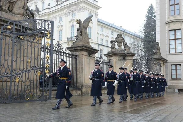 Смена почетного караула в Президентском дворце в Пражском Граде . — стоковое фото