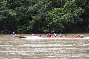 Turistler Guayabero nehrinde.