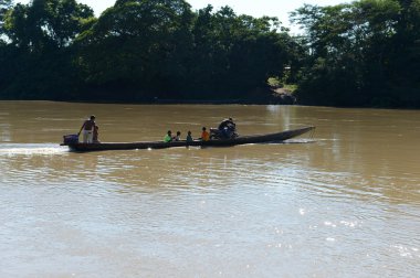 Yerliler Guayabero nehrinde.
