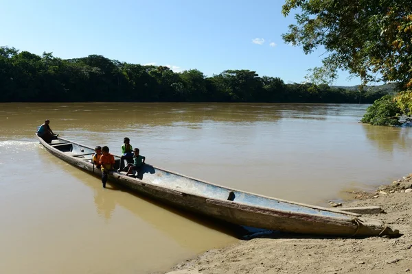 Yerliler Guayabero nehrinde.