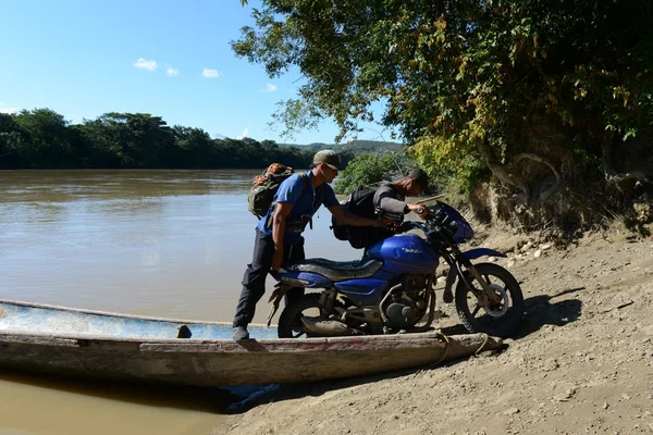 The locals on the river  Guayabero. — Stock Photo, Image