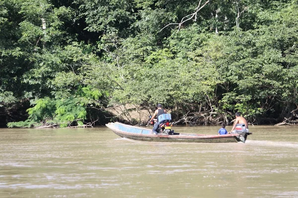 La gente del posto sul fiume Guayabero . — Foto Stock