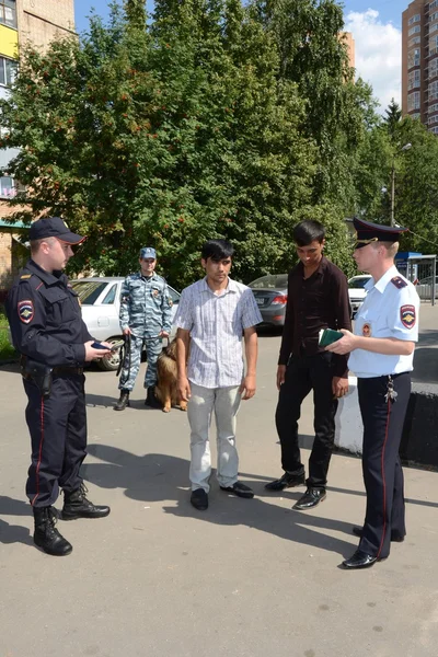 Police officers inspect the documents on the streets in the suburban town of Khimki — Stock Photo, Image