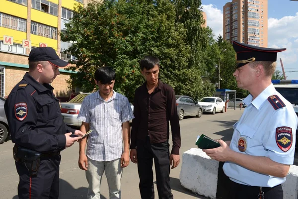 Співробітники поліції перевіряти документи на вулицях в приміському місті Хімки — стокове фото