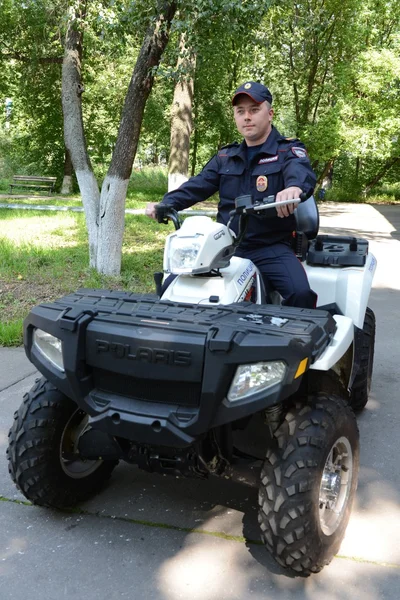 Polizei patrouilliert auf dem Quadrocycle durch die Straßen der Vorstadt Khimki. — Stockfoto