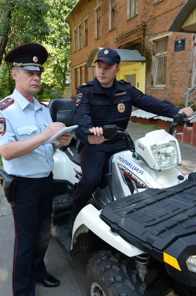 Αστυνομίας περιπολούν στους δρόμους της προαστιακό πόλη της Κίμκι σχετικά με το quadrocycle. — Φωτογραφία Αρχείου