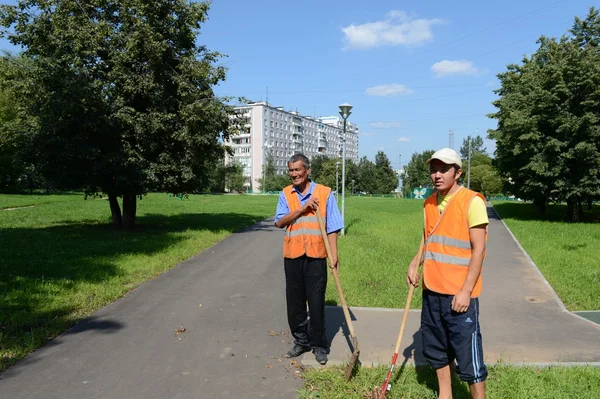 Guest workers on the street of Moscow 图库图片