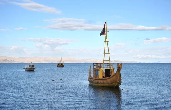 Reed boat to us Mountain Lake Titicaca — Stock Photo, Image