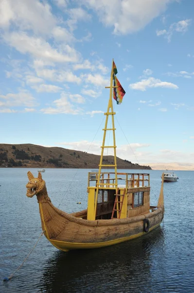 Canneto barca a noi Mountain Lake Titicaca — Foto Stock