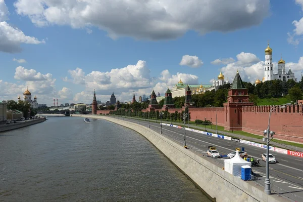 Tipo para o Kremlin de Moscou e Rio Moskva . — Fotografia de Stock