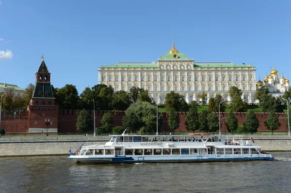 Druh na řece Moskva Kreml a moskva. — Stock fotografie