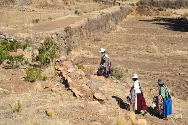 Mujeres desconocidas en la isla de la Luna — Foto de Stock