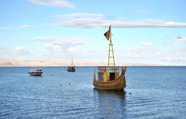 Тростниковая лодка до нас Горное озеро Титикака . — стоковое фото