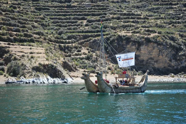 芦苇船才能到达我们的喀喀湖山. — 图库照片
