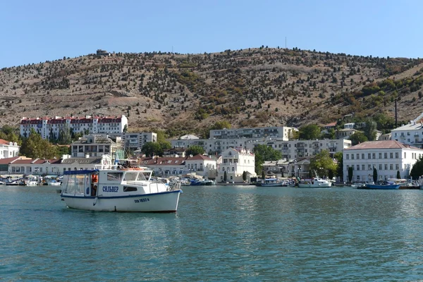 Yacht dans la baie de Balaklava de Sébastopol . — Photo