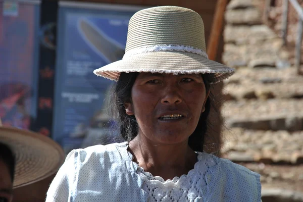 Mujer desconocida en la isla de la Luna . — Foto de Stock