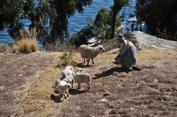 Mujer desconocida en la isla de la Luna . —  Fotos de Stock