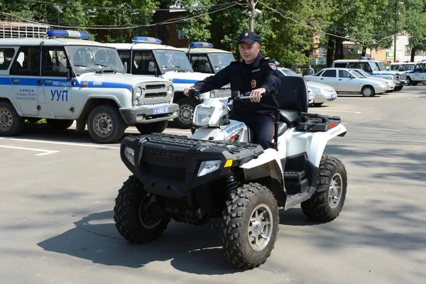 Policji patrolować ulice w podmiejskiej miasta Chimki na quadrocycle — Zdjęcie stockowe