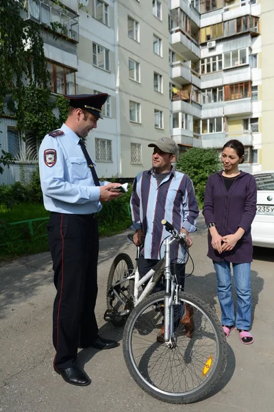 Police officers inspect the documents on the streets of Moscow. — Stock Photo, Image