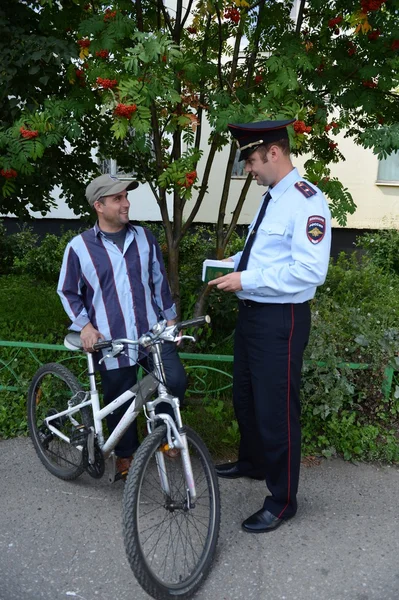 Сотрудники милиции осматривают документы на улицах Москвы . — стоковое фото