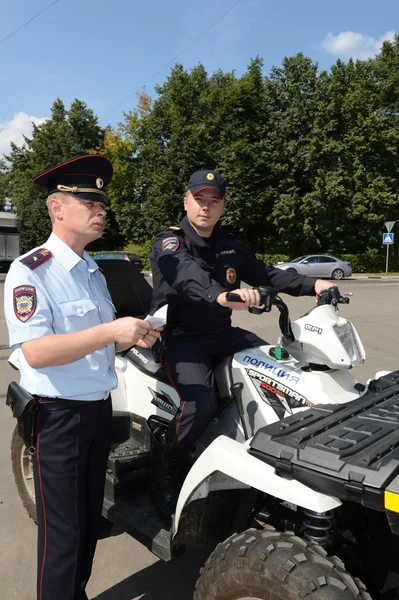 Polisen patrullera på gatorna i Khimki förorts stad på quadrocycle — Stockfoto