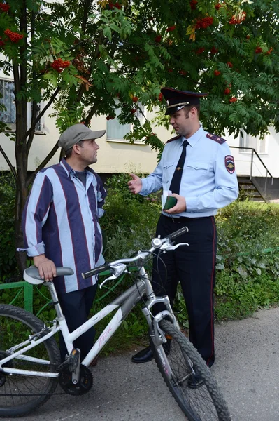 Politieagenten inspecteren de documenten op de straten van Moskou. — Stockfoto