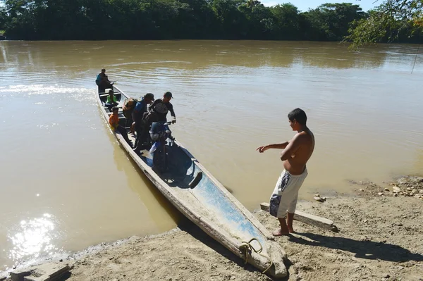 La gente del posto sul fiume Guayabero . — Foto Stock