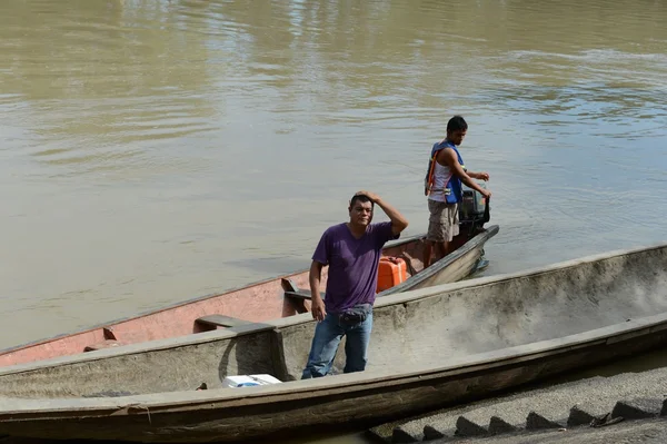 La gente del posto sul fiume Guayabero . — Foto Stock