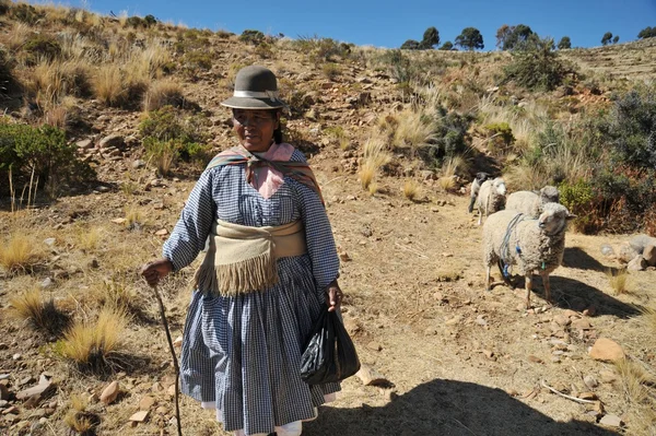 Mujer desconocida en la isla de la Luna . —  Fotos de Stock