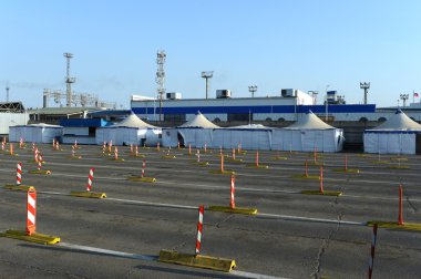 Kavkaz bağlantı noktası feribota yüklemeden önce otopark.