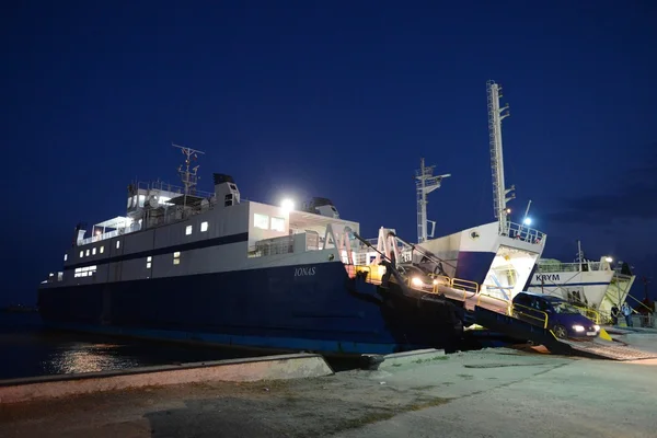 La descarga de vehículos en el ferry en el puerto de Crimea — Foto de Stock