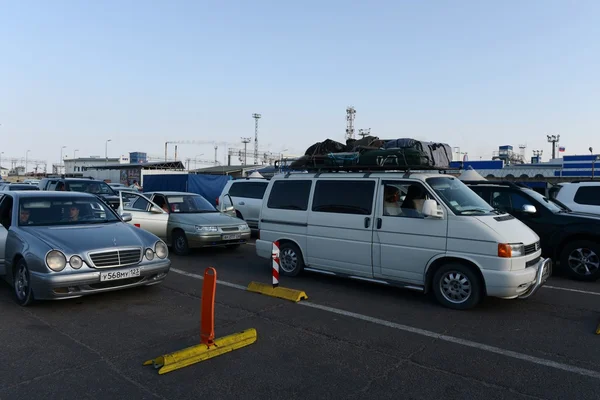 Bil parkering före lastning på färjan i port Kavkaz. — Stockfoto