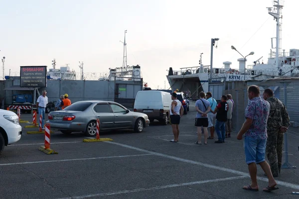 Carregando o ferry do carro no porto de Kavkaz — Fotografia de Stock