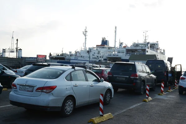 Carregando o ferry do carro no porto de Kavkaz — Fotografia de Stock