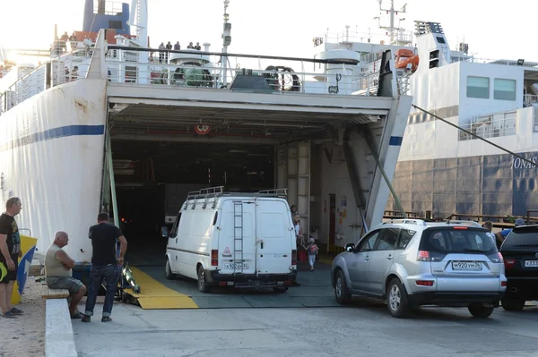 Memuat feri mobil di pelabuhan Kavkaz — Stok Foto