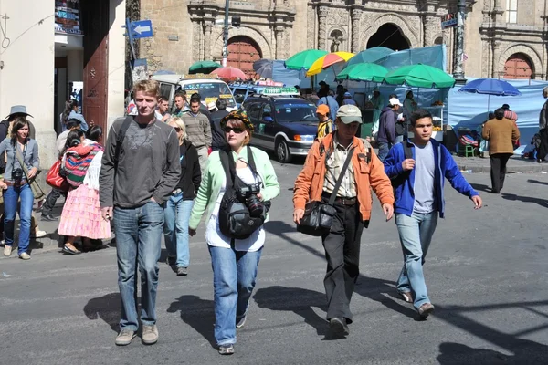 Touristen auf den Straßen der Stadt La Paz. — Stockfoto