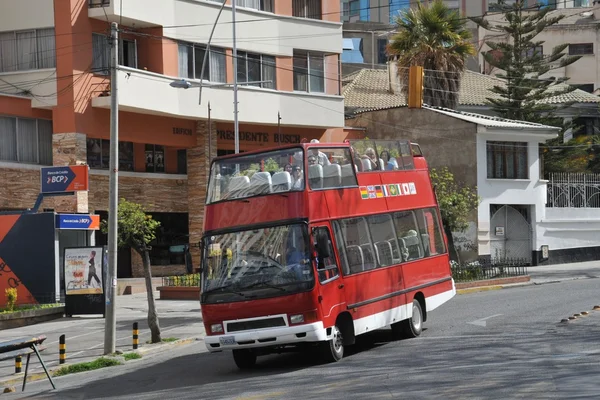 Turisté na ulicích města La Paz. — Stock fotografie