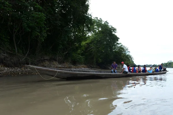 Místní obyvatelé na řece Guayabero. — Stock fotografie