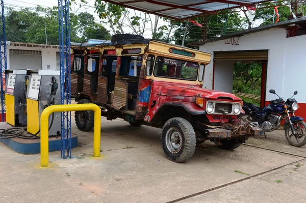 Altes Auto an der Tankstelle. — Stockfoto