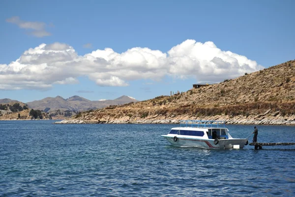 Isla del sol se encuentra en el lago Titicaca —  Fotos de Stock