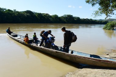 Yerliler Guayabero nehrinde.